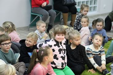 Wieluń: Biblioteka Miejska zaprosiła dzieci na spotkanie z fotografem Piotrem Pabisiakiem